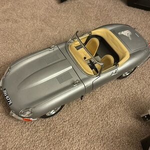 Burago jaguar TYPE E cabriolet 1961 silver model car